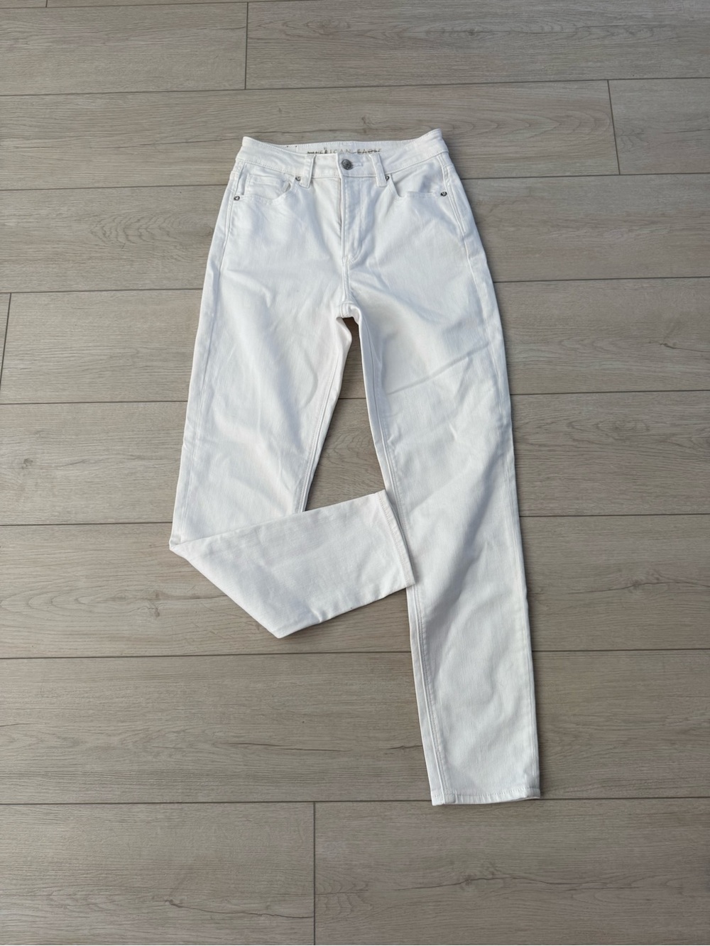 AE White High-Rise(mom) Jeans-00